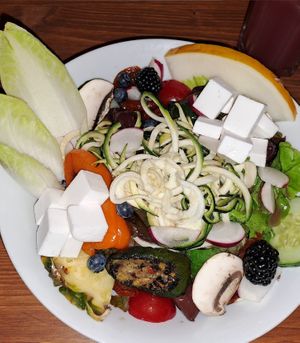Großer Salat mit veganem Feta at Velo Heilbronn in Heilbronn