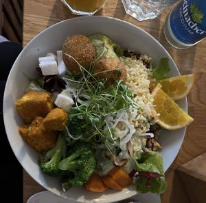 Bowl mit Falafel, Feta und Kurkuma-Tofu  at Velo Heilbronn in Heilbronn