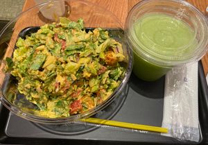 Korean spicy “chicken” salad and cucumber and grapefruit juice  at Chopped Salad Day - 横浜みなとみらい店 Minatominari in Yokohama