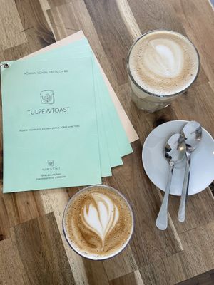 Latte and flat white oatly  at Tulpe & Toast in Cologne