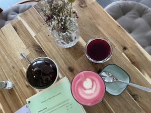 Beetroot latte and juice   at Tulpe & Toast in Cologne