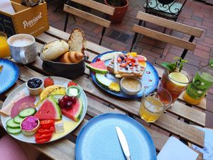 So liebevoll angerichtet, alles frisch und schmeckt wahnsinnig gut! at Pure Food in Nuremberg