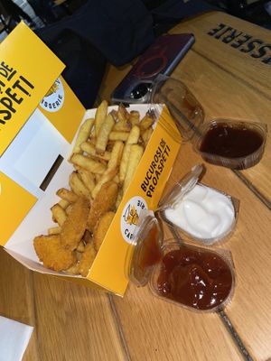 Vegan 6 piece nugget with fries  at Cartofisserie in Brasov