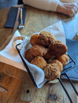 warm vegan snacks: cheese croquettes, vegetable croquettes, spring rolls & nuggets, served with vegan mayo & sweet chili at Den Bosduin in Kalmthout
