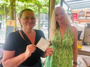 Genoeg vegan opties voor een -nieuwe- ‘vegan options’ Happy Cow raamsticker! at Den Bosduin in Kalmthout