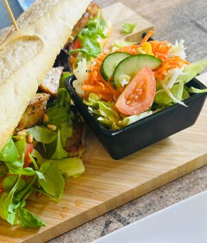 Smakelijk stokbroodje gezond met humus en een vleesopvolger. at Den Bosduin in Kalmthout