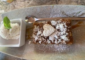 Eigengemaakte appeltaart met vegan ijs. Het was zalig.  at Den Bosduin in Kalmthout