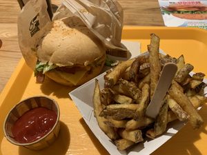 Vegan chicken bacon burger  at Vélicious Burger in Colmar