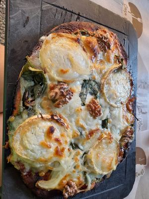 Pizza vegetariana at Casa Ruche  in Plan