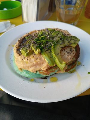 Pancake vegano con hummus di ceci, avocado e semi di chia at Pankè in Turin