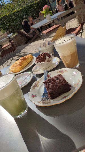 Matcha Latte, cookies proteico, cinnamon roll, muffin cioccolato e American Latte at Snug - The Comfort Cafe in Rome