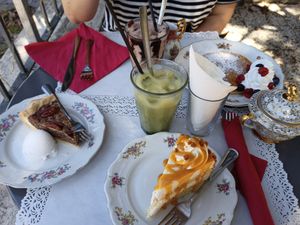 Chocolatte and matcha at Snug - The Comfort Cafe in Rome