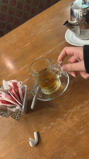 El que me atiende ya me conoce y mientras espero que me preparen el pedido me dieron un te, muy buen ambiente  at Fenicia in Barcelona