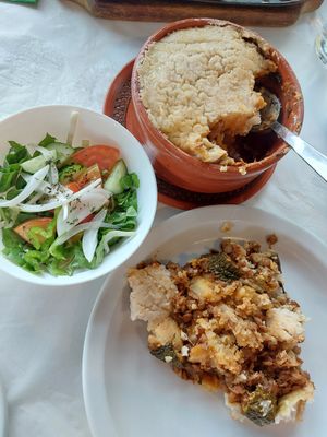 Vegan moussaka binnenkant + side salad at Mandra Tavern in Paphos