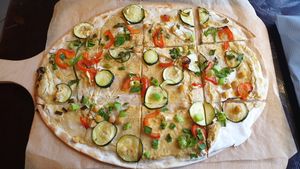 Veganer Flammkuchen mit Hummus at Gasthof zur alten Feuerwache in Bad Hoenningen