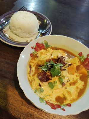 Lao curry con calabaza y tofu... Brutal! 🤤 at Sabaidee Sivilay Restaurant in Pakbeng