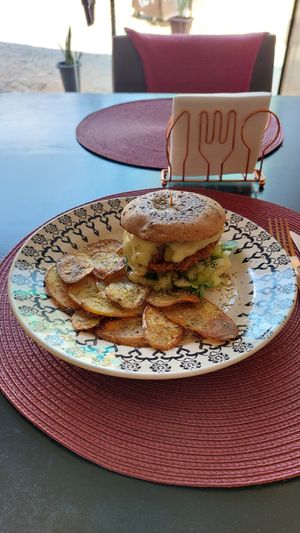 Hamburger lavegana com batatas rústicas at LaVegana Bistrô & Lounge in Arraial Do Cabo