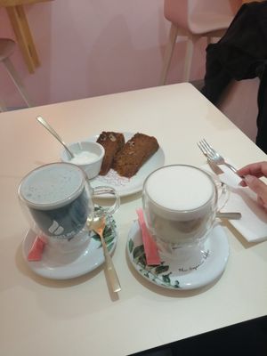 blue latte y chai latte at NUVI in Valladolid