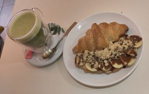 Croissant y matcha at NUVI in Valladolid