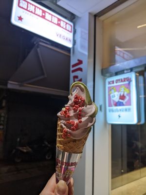 Mixed fruit and matcha at Ice Gyaru - 霜淇淋專門店 in Taipei