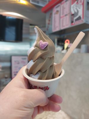 Mixed flavour ice cream cup at Ice Gyaru - 霜淇淋專門店 in Taipei