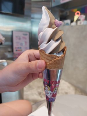 Mixed flavour ice cream cone at Ice Gyaru - 霜淇淋專門店 in Taipei