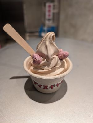 Rose mylk ice cream at Ice Gyaru - 霜淇淋專門店 in Taipei