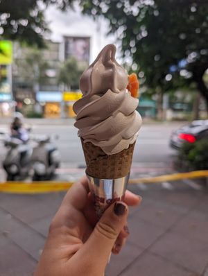 Mixed soft ice cream (litchi and rose mylk) at Ice Gyaru - 霜淇淋專門店 in Taipei