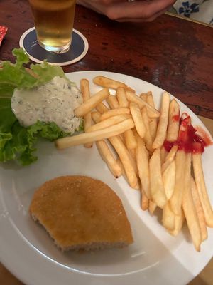 Vegan schnitzel and fries at Britannia Pub in Genoa
