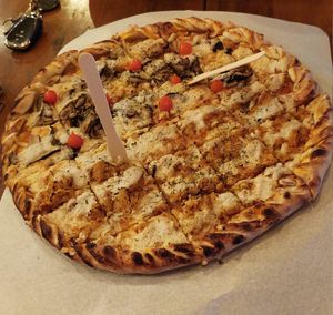 Shitake e frango com catupiry #Veganuary at Eça Pizza in Curitiba