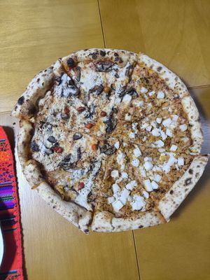 Shitake // frango com palmito at Eça Pizza in Curitiba