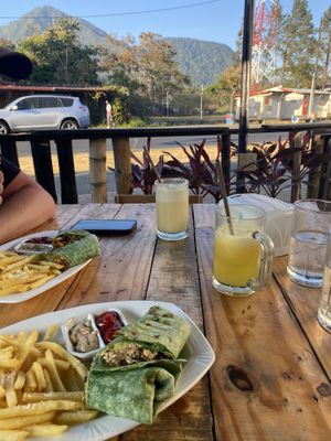 Schön gefüllte Wraps mit Tofu und Kichererbsen-chilly ! Auch die Pommes waren sehr lecker .  at CocoLatte in El Valle De Anton