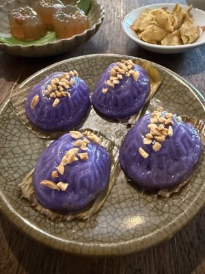 Ang Koo Keuh (rice flour, coconut, peanut… color from Blue Pea Flower   at Seong Man Teahouse 上文 in Ipoh