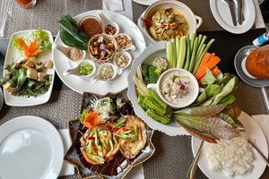 Full table at Ruan Mae Lui Vegetarian เรือนแม่หลุยมังสวิรัติ in Bangkok