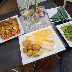Pikante Laibchen mit Beilage (links) und Mittagsmenü Spargel mit grünen Salat at Babolino in Klagenfurt