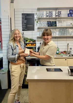 Vanwege de kwaliteit en omdat er minsten drie vegan opties op het menu staan kon ik vandaag met veel plezier de Happy Cow raamsticker overhandigen. 👏🏻  at Kamu Koffiebar in Breda