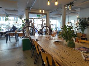Indoor sitting area at Kamu Koffiebar in Breda