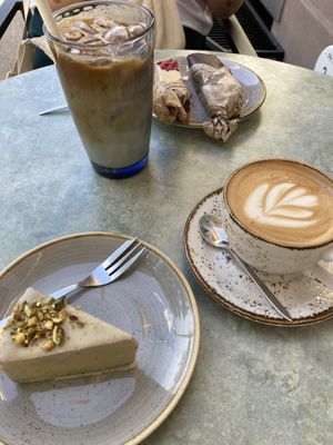 Große Auswahl an veganen Süßspeisen   at Moltto Coffee in Riga