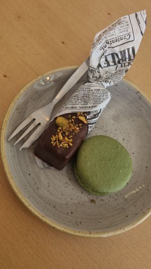 vegan Dubai chocolate cheesecake and pistachio macaron at Moltto Coffee in Riga