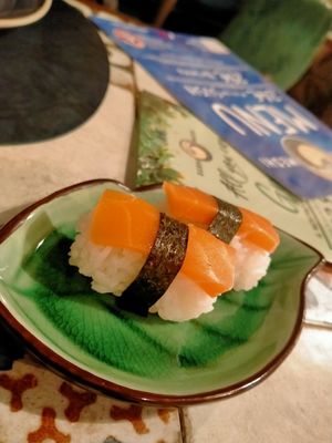 Nigiri salmone veg at Sushi Meshi in Carrara