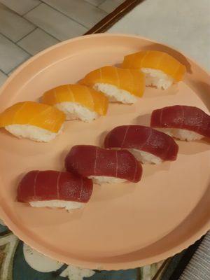 Nigiri di salmone e tonno plant based at Sushi Meshi in Carrara