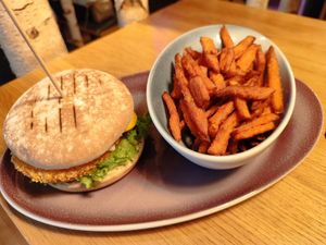 Zeitgeist Burger (fake chicken with truffles mayo) and sweet potato at Hans im Glück in Spreitenbach
