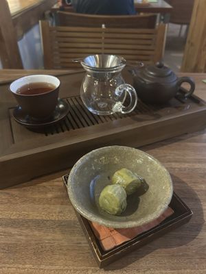 Pu’er Tea 1991 w/ roasted green tea rice cakes (free)  at Beautiful Tea Museum in Seoul