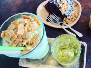 Chocolate cake and avo smoothie! Delicious 😋  #Veganuary at Long Hung Coffee in Phu Quoc