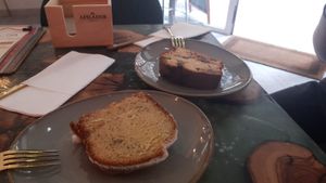 2 pieces of vegan cake: poppy seeds and orange/chocolate at Ambrosía in Gijon