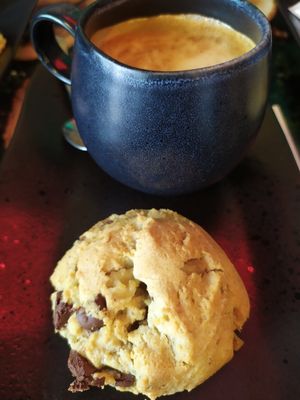 Cookie vegana con café con leche de avena at Ambrosía in Gijon