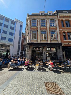 Lots of outdoor seating at Madmum Coffee - Tiensestraat in Leuven