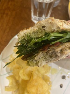 Pane di semi con pesto, pollo Heura, pomodori secchi e spinacino  at FILO in Sevilla