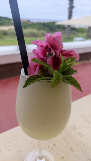 Coquetel de fruta con flores comestibles at DALL'ITALIANO BEACH in Menorca