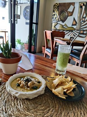 Hummus y limonada de coco y menta at Agave Studio in Puerto Ayora